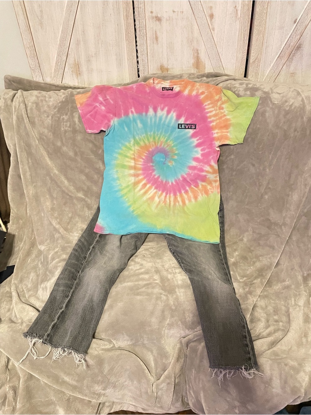 Levi's Tie-Dye Spiral Tee and cut off Jean set